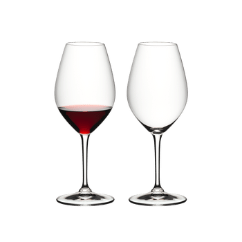 Two RIEDEL Ouverture Marie-Jeanne Glasses side by side. The glass on the left side is filled with red wine, the other one is empty.