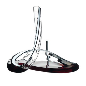 RIEDEL Decanter Mamba Fatto A Mano filled with a drink on a white background