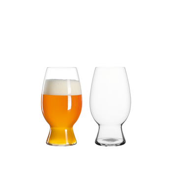 SPIEGELAU Craft Beer Glasses American Wheat Beer con bebida en un fondo blanco