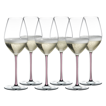 RIEDEL Fatto A Mano Champagne Weinglass Pink gefüllt mit einem Getränk auf weißem Hintergrund