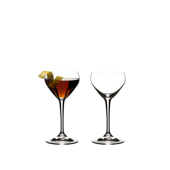 RIEDEL Drink Specific Glassware Nick & Nora con bebida en un fondo blanco