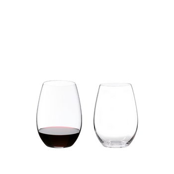 RIEDEL O Wine Tumbler Syrah/Shiraz gefüllt mit einem Getränk auf weißem Hintergrund
