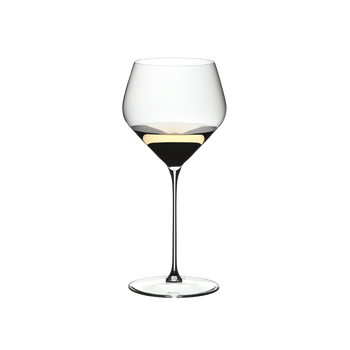 RIEDEL Veloce Chardonnay gefüllt mit einem Getränk auf weißem Hintergrund