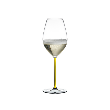 RIEDEL Fatto A Mano Champagner Weinglas Gelb gefüllt mit einem Getränk auf weißem Hintergrund