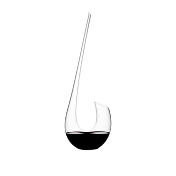 RIEDEL Decanter Swan con bebida en un fondo blanco