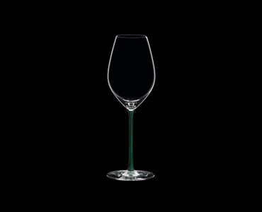 RIEDEL Fatto A Mano Champagner Weinglas Grün auf schwarzem Hintergrund