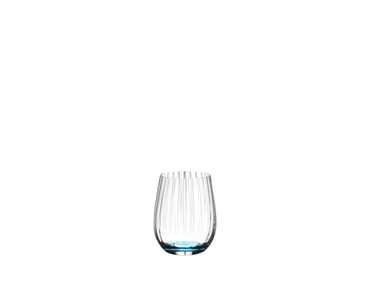 RIEDEL Tumbler Collection Happy O Optical riempito con una bevanda su sfondo bianco