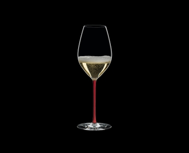 RIEDEL Fatto A Mano Champagner Weinglas Rot R.Q. gefüllt mit einem Getränk auf schwarzem Hintergrund