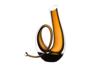 RIEDEL Decanter Horn R.Q. filled with a drink on a white background