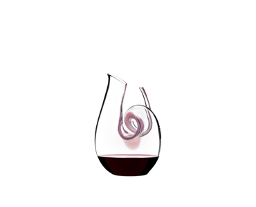RIEDEL Decanter Curly Pink Mini R.Q. filled with a drink on a white background