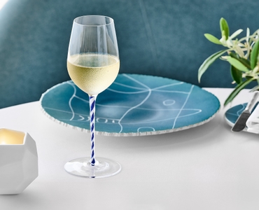 RIEDEL Fatto A Mano verre à vin de Champagne - bleu & blanc -Édition Hotel du Cap Eden Roc en action