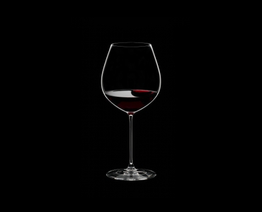 RIEDEL Veritas Old World Pinot Noir rempli avec une boisson sur fond noir