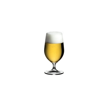 RIEDEL Ouverture Bier gefüllt mit einem Getränk auf weißem Hintergrund