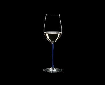 RIEDEL Fatto A Mano Riesling/Zinfandel Blau R.Q. gefüllt mit einem Getränk auf schwarzem Hintergrund