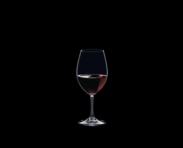 RIEDEL Ouverture Rotwein gefüllt mit einem Getränk auf schwarzem Hintergrund