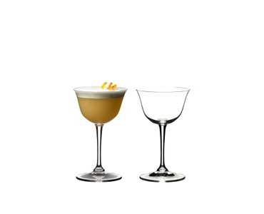 RIEDEL Drink Specific Glassware Sour Glas gefüllt mit einem Getränk auf weißem Hintergrund