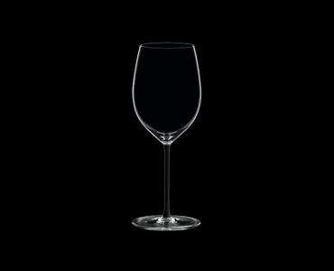 RIEDEL Fatto A Mano Cabernet/Merlot Schwarz R.Q. gefüllt mit einem Getränk auf schwarzem Hintergrund