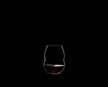 RIEDEL Swirl Rotwein gefüllt mit einem Getränk auf schwarzem Hintergrund