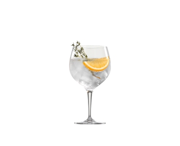 SPIEGELAU Special Glasses Gin und Tonic gefüllt mit einem Getränk auf weißem Hintergrund