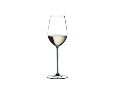 RIEDEL Fatto A Mano Riesling/Zinfandel Green filled with a drink on a white background
