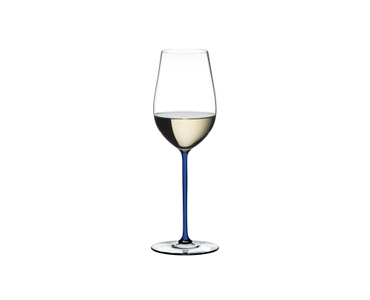 RIEDEL Fatto A Mano Riesling / Zinfandel - bleu foncé rempli avec une boisson sur fond blanc