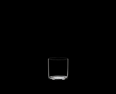 RIEDEL O Wine Tumbler Wasser auf schwarzem Hintergrund