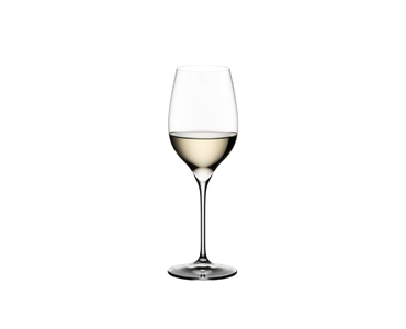 RIEDEL Grape@RIEDEL Riesling/Sauvignon Blanc gefüllt mit einem Getränk auf weißem Hintergrund