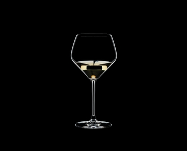 RIEDEL Extreme Restaurant Chardonnay (im Fass gereift) gefüllt mit einem Getränk auf schwarzem Hintergrund