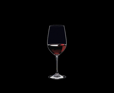 RIEDEL Vinum Restaurant Riesling Grand Cru gefüllt mit einem Getränk auf schwarzem Hintergrund