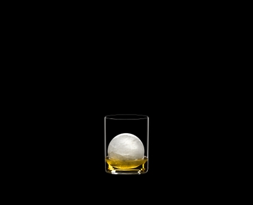 RIEDEL Bar Whisky gefüllt mit einem Getränk auf schwarzem Hintergrund