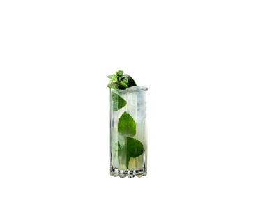 RIEDEL Drink Specific Glassware Highball gefüllt mit einem Getränk auf weißem Hintergrund