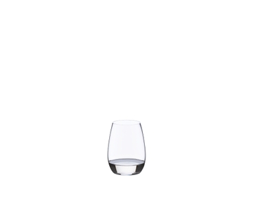 RIEDEL O Wine Tumbler Spirits riempito con una bevanda su sfondo bianco
