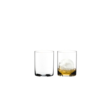 RIEDEL O Wine Tumbler Whisky H2O riempito con una bevanda su sfondo bianco