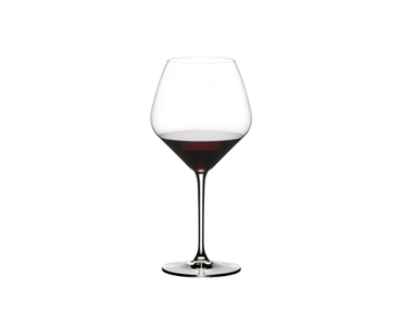 Heart to Heart Pinot Noir gefüllt mit einem Getränk auf weißem Hintergrund