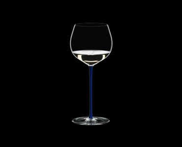RIEDEL Fatto A Mano Oaked Chardonnay Dark Blue R.Q. filled with a drink on a black background