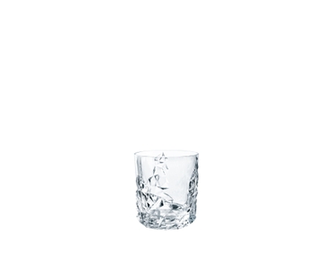 NACHTMANN Sculpture Tumbler da whisky riempito con una bevanda su sfondo bianco