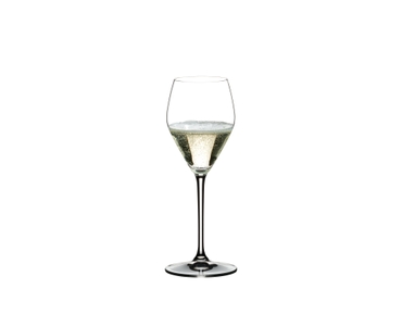 RIEDEL Heart to Heart Champagnerglas gefüllt mit einem Getränk auf weißem Hintergrund