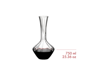 RIEDEL Manufaktur Vitis Exquisit Dekanter gefüllt mit einem Getränk auf weißem Hintergrund