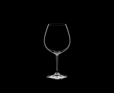 RIEDEL Restaurant Pinot Noir auf schwarzem Hintergrund
