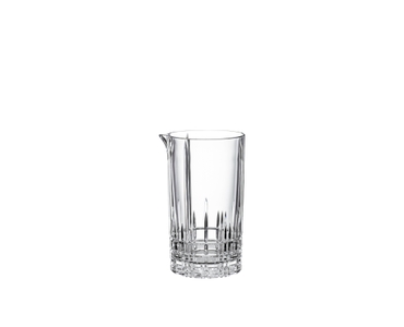 SPIEGELAU Perfect Serve Collection Rührglas gefüllt mit einem Getränk auf weißem Hintergrund