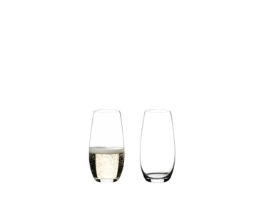 RIEDEL O Wine Tumbler Champagne Glass con bebida en un fondo blanco