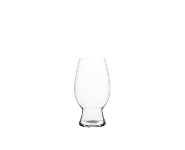 SPIEGELAU Craft Beer Glasses Witbier Glas gefüllt mit einem Getränk auf weißem Hintergrund