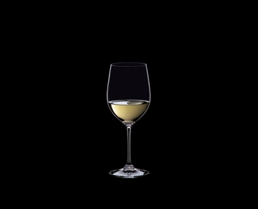RIEDEL Vinum Restaurant Viognier/Chardonnay gefüllt mit einem Getränk auf schwarzem Hintergrund
