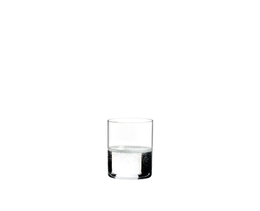 RIEDEL Veloce Wasser gefüllt mit einem Getränk auf weißem Hintergrund