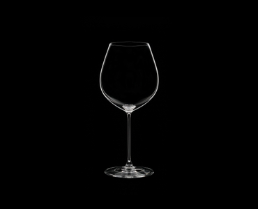 RIEDEL Veritas Alte Welt Pinot Noir auf schwarzem Hintergrund