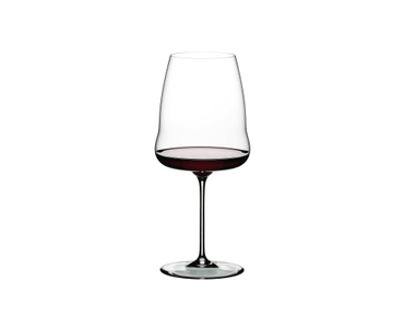 RIEDEL Winewings Syrah gefüllt mit einem Getränk auf weißem Hintergrund