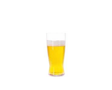 SPIEGELAU Beer Classics Lager gefüllt mit einem Getränk auf weißem Hintergrund