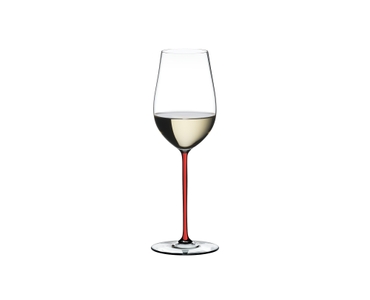 RIEDEL Fatto A Mano verre à Riesling, rouge rempli avec une boisson sur fond blanc