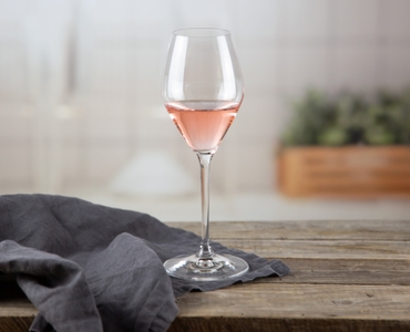 RIEDEL Extreme Rosé Wine/Rosé Champagne Glass in use