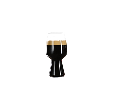 SPIEGELAU Craft Beer Glasses Stout Glas gefüllt mit einem Getränk auf weißem Hintergrund